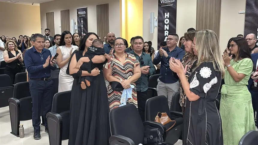 A corporação aplaudiu a família de Mayson durante a homenagem póstuma