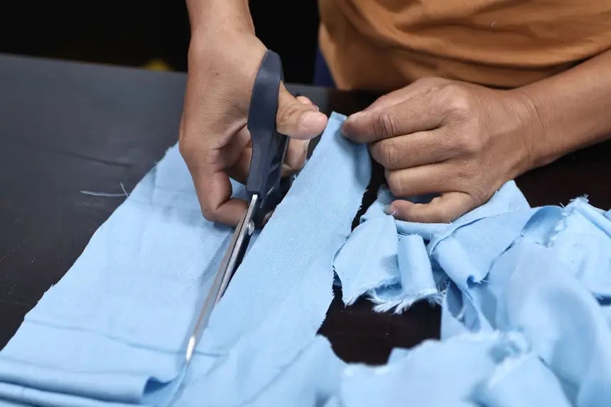 Posição das mãos e uso correto da tesoura, no momento de cortar o tecido 