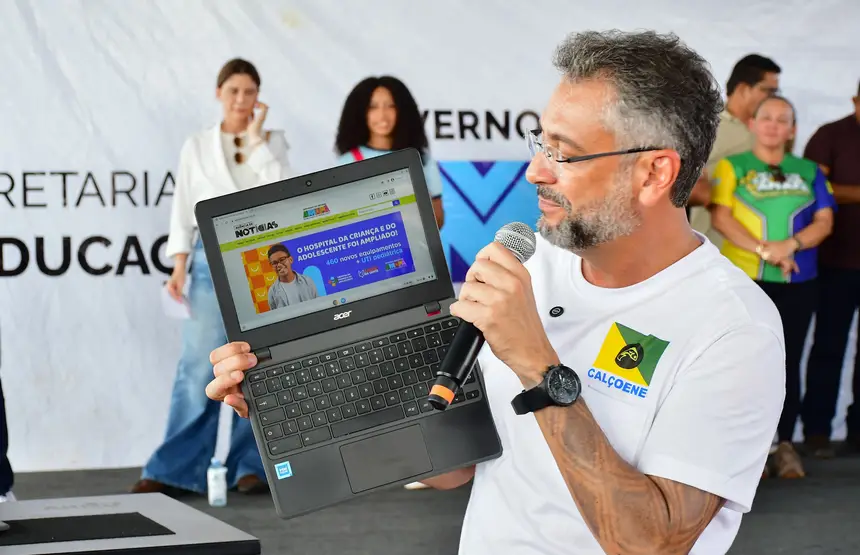 O governador Clécio Luís apresenta os novos notebooks entregues aos professores, como parte do pacote tecnológico da Escola Ivanildo Fortes
