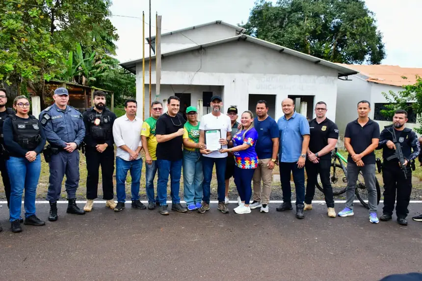 Policiais civis de Calçoene comemoram a nova obra. 