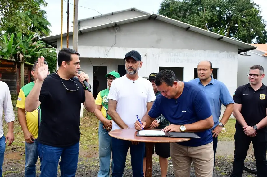 Prefeito Toinho Garimpeiro, governador Clécio e o secretário Cezar Vieira assinam a OS que moderniza a segurança no extremo norte.