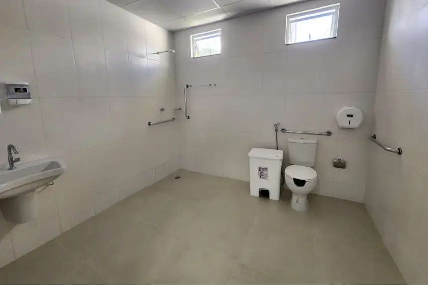 Banheiro ampliado e acessível