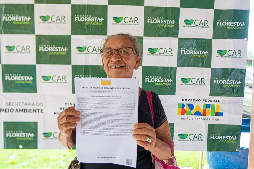 Agricultora Izete Oliveira, moradora do Assentamento Manoel Jacinto, celebra emissão do CAR