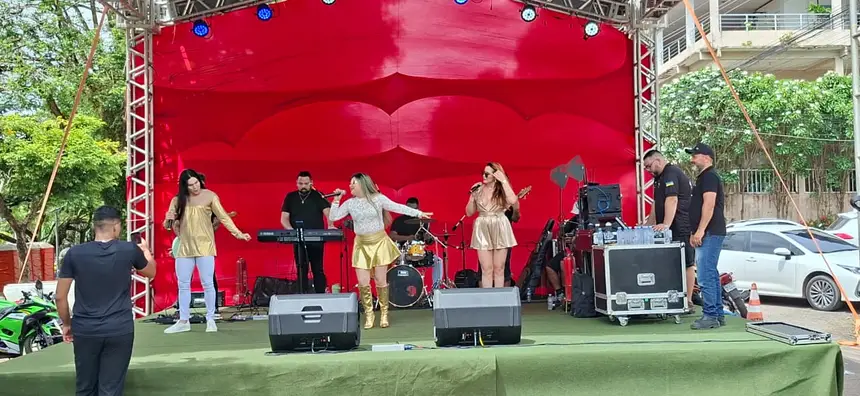 No palco montado em frente ao Sine Amapá e Casa do Trabalhador aconteceram apresentações culturais