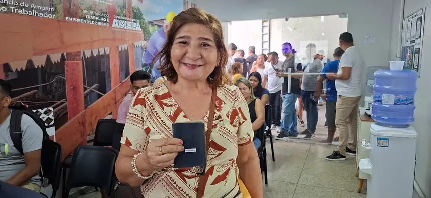 Camem Lúcia Oliveira Costa, de 55 anos, além de ser selecionada para a vaga de operadora de caixa cuidou da saúde bucal