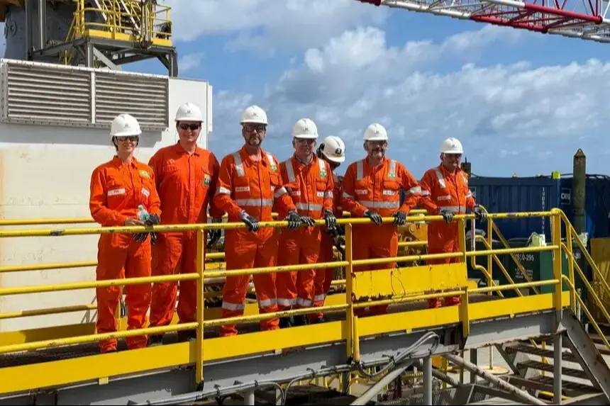 A 650 quilômetros da foz do Rio Amazonas, na costa do Amapá, o navio-sonda NS-42, da Petrobras, atua na pesquisa de petróleo