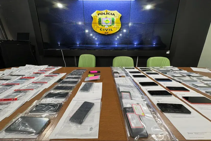 Celulares recuperados pela Polícia Civil do Amapá, entregues aos proprietários na sede da Delegacia-Geral