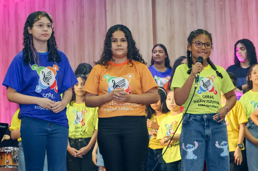 Os estudantes tiveram a oportunidade de homenagear as suas mães no palco