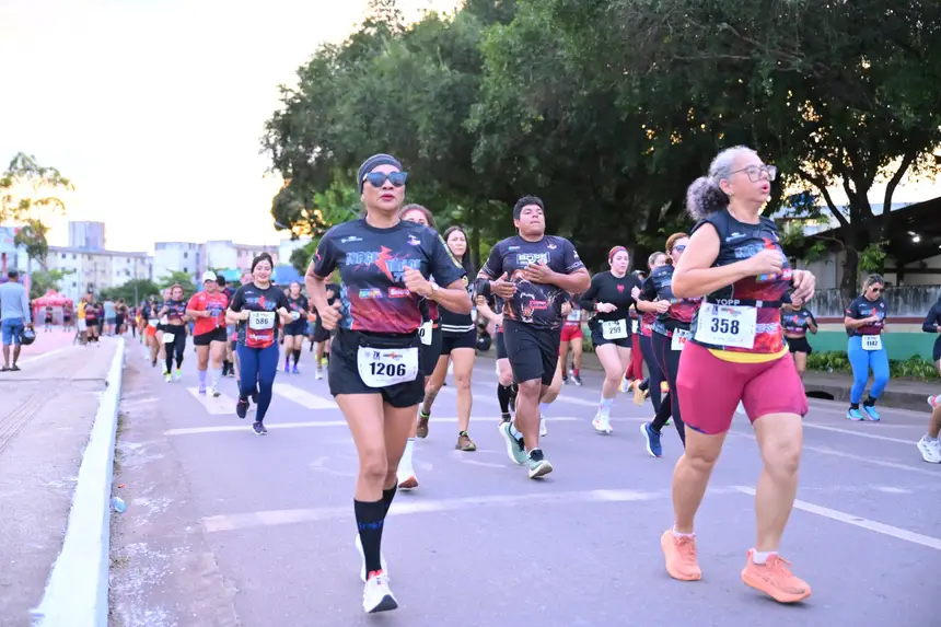 O percurso de 7km foi acompanhado por uma multidão de corredores animados