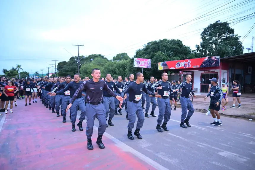 Pelotão de calça e coturno formado por soldados da Polícia Militar
