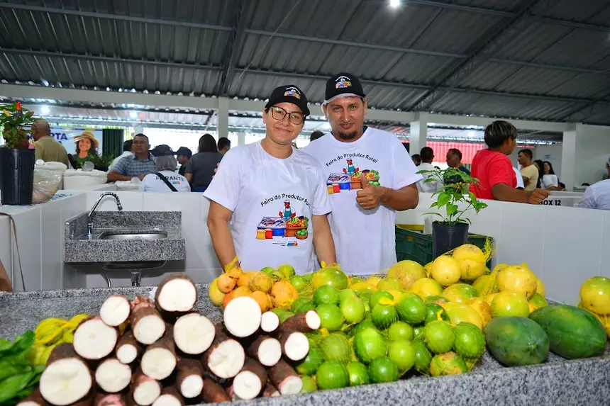 Produtores rurais aprovando as novas instalações da feira.