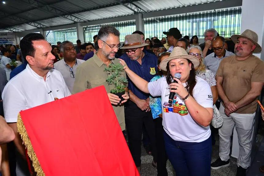 Secretária da SDR, Beatriz Barros, ao lado do governador Clécio Luís e do deputado federal, Josenildo, enfatizou o esforça da gestão em organizar a nova feira.