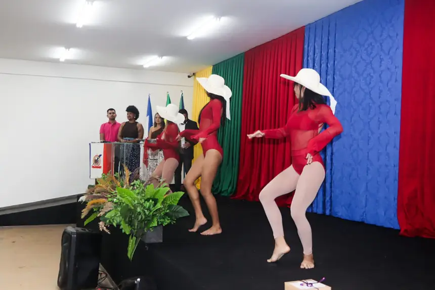 Foram realizadas apresentações de dança