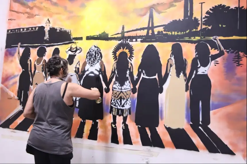 A grafiteira, Kátia Lombardo, com muito profissionalismo artístico, executa um trabalho de grande reflexão 