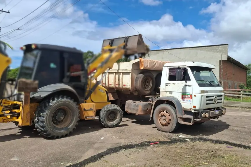A operação conta ainda com o apoio de cinco caminhões basculantes, duas retroescavadeiras, uma pá  carregadeira e um caminhão pipa