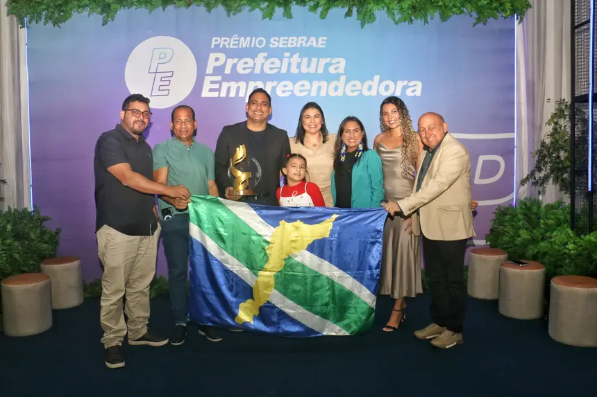Foto: Aog Rocha/GEA Secretário municipal de Turismo, Jairo Guerreiro, ao lado do prefeito Teddy Marcel celebrando a conquista nacional de Laranjal do Jari no Prêmio Sebrae Prefeitura Empreendedora.