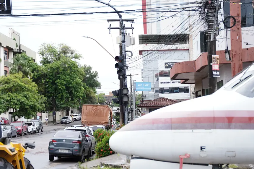 Momento em que a aeronave entrou na avenida 