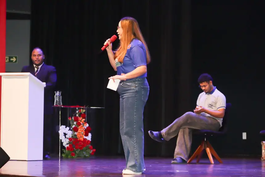 Secretária da Sejuv, Priscila Magno explica ao público a dinâmica do projeto Caravana da Juventude 
