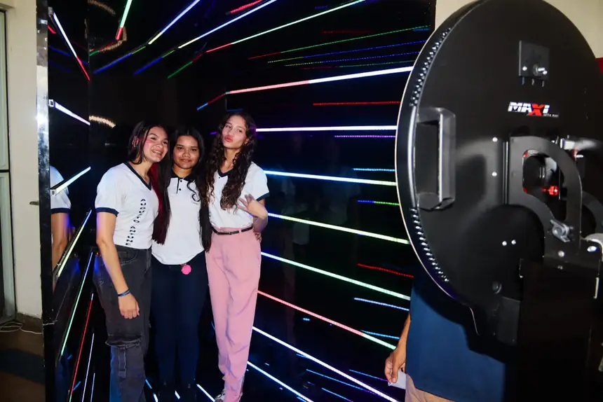 Na entrada do Teatro foi montado um local específico para fotografias com sistema de tecnologia de foto digital, online