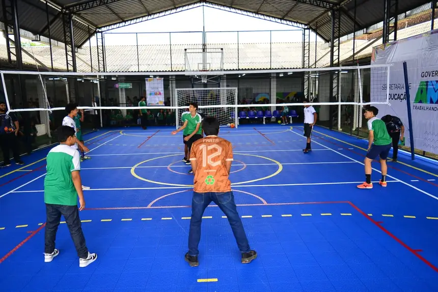 A quadra da Escola Estadual Joaquim Caetano recebeu novo piso modular esportivo, garantindo mais segurança, conforto e incentivo à prática esportiva entre os estudantes.