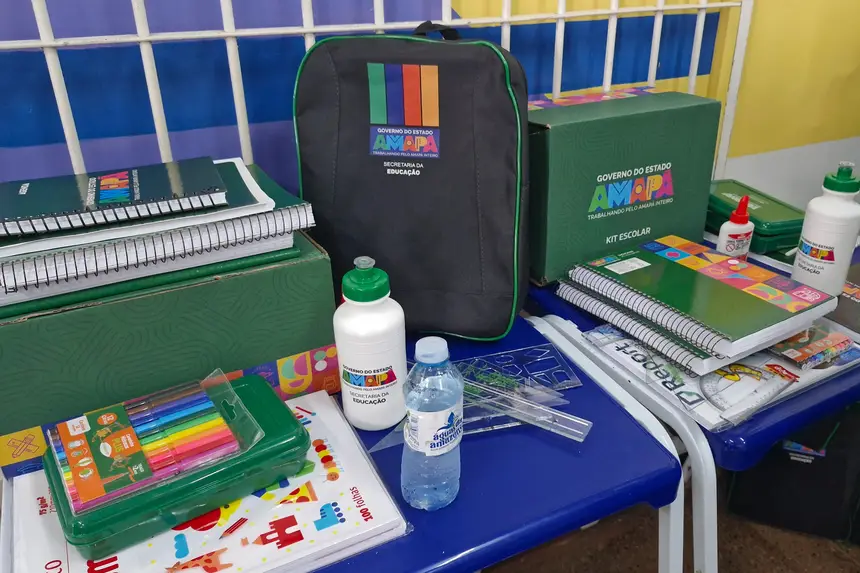 Os kits escolares incluem uma mochila, cadernos e outros