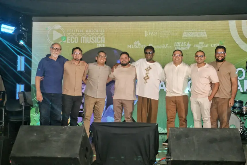 Grupo de artistas regionais e de outros estados unidos no evento cultural