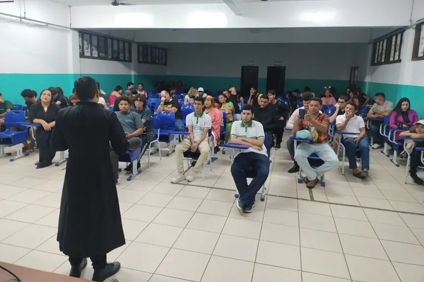 Edgar Castelo em sua palestra sobre sua trajetória profissional na área da tecnologia 