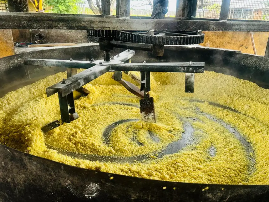 Farinha de mandioca sendo torrada no forno mecanizado na comunidade de São João do Maruanum