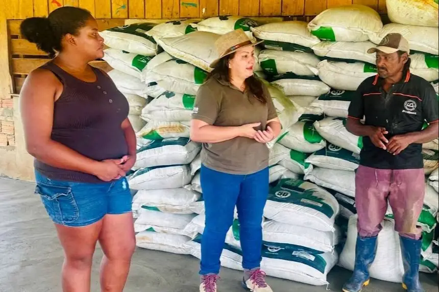 Secretária Beatriz Barros ouvindo as demandas reais de quem vive e trabalha na terra