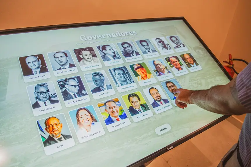 Painel multimídia do Projeto de Salvaguarda destaca a galeria de governadores desde o período do Território Federal.