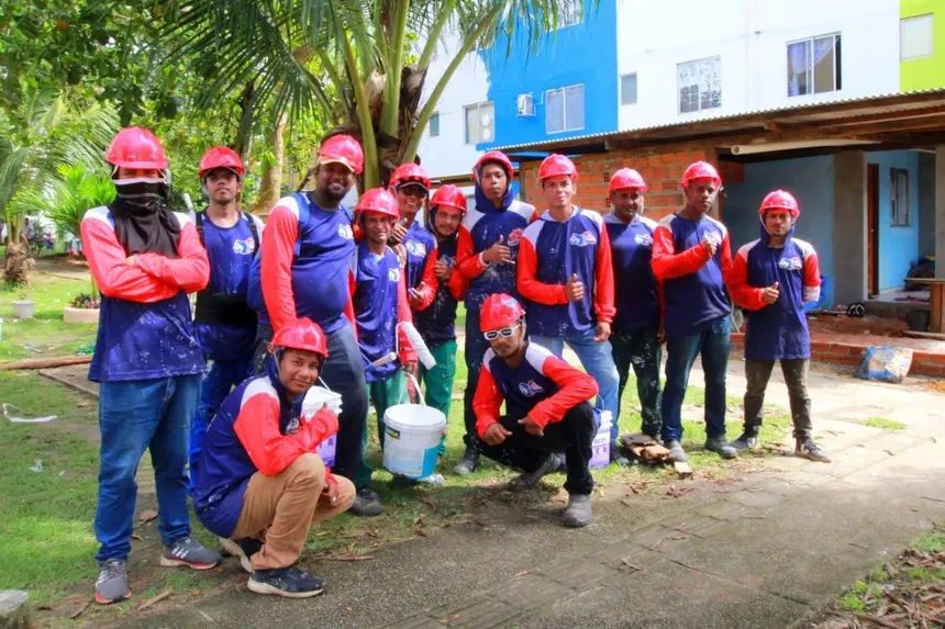 Equipe de trabalhadores da seinf responsáveis pelos serviços de pintura do Habitacional 