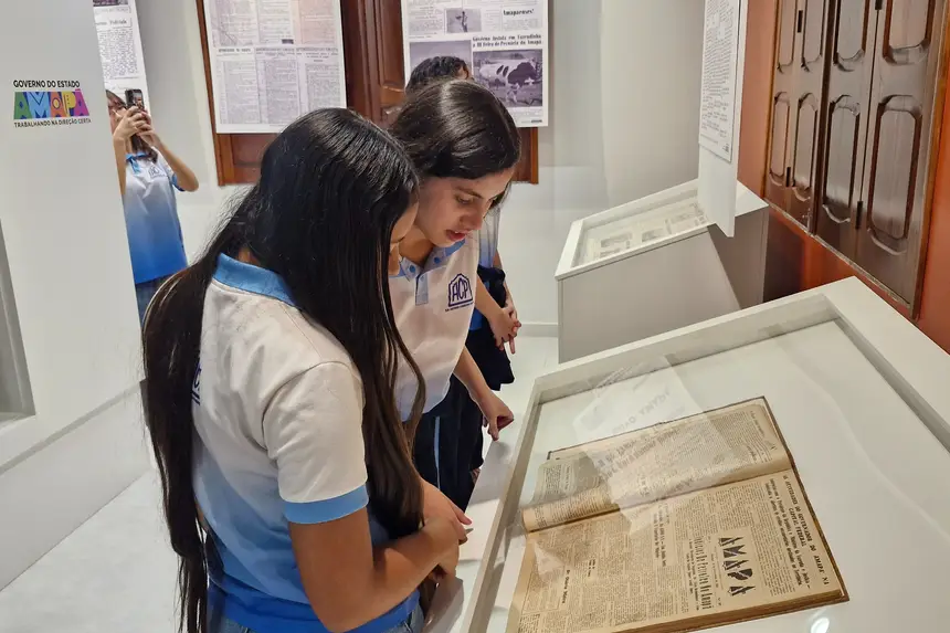 Os alunos visitam as exposições internas e externas do Parque Residência