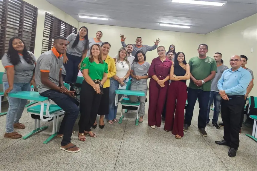 Simone Guedes com os alunos do Centro Supletivos Paulo Melo 