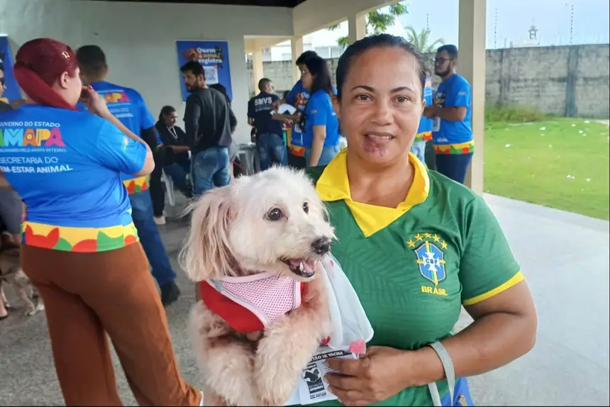 Jaciane Conceição Quadros com a cadela Pipoca. 