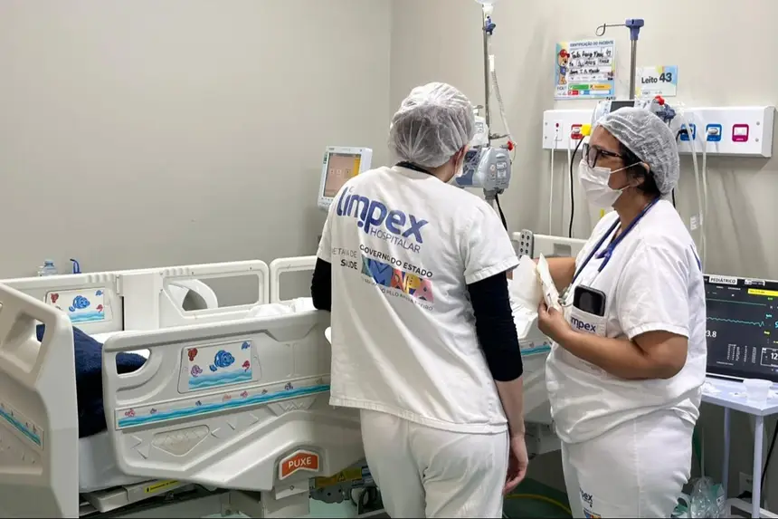 Foto: Gabriel Maciel/Sesa Equipes técnicas realizam monitoramento contínuo para garantir ambiente hospitalar seguro