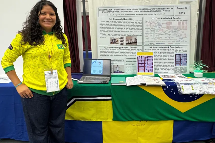 Ana Clara Rodrigues apresenta sua pesquisa em seu estande durante a Genius Olympiad 2026, nos Estados Unidos