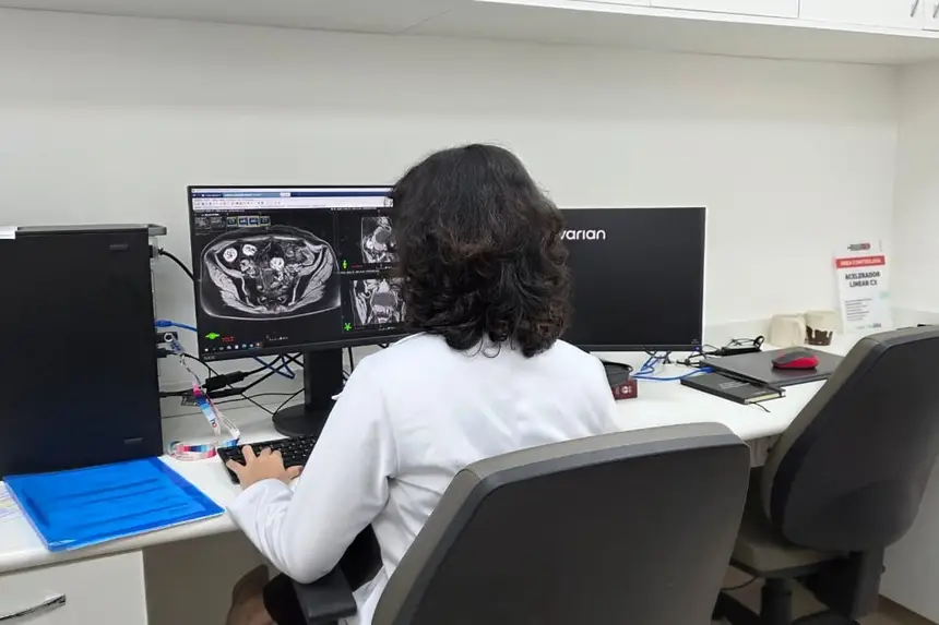 Foto: Karla Marques/Sesa A braquiterapia é uma modalidade avançada de radioterapia utilizada principalmente no tratamento de tumores ginecológicos, como o câncer do colo do útero