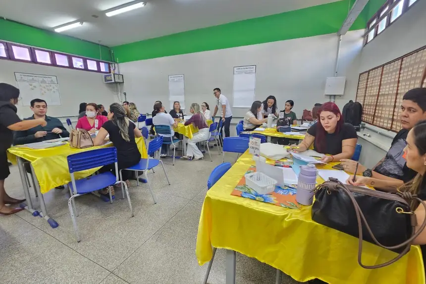 Durante os encontros, os participantes analisam dados das próprias unidades de ensino, identificam desafios e elaboram, de forma conjunta, estratégias para enfrentá-los