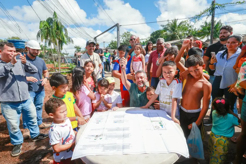 Crianças da comunidade acompanharam o lançamento das obras do novo espaço de lazer