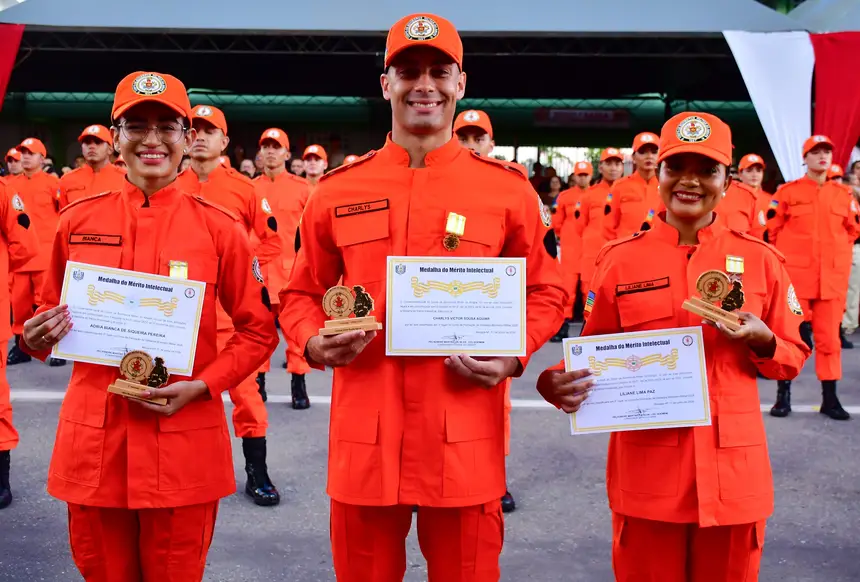Foto: Max Renê/GEA Os três primeiros colocados do curso foram condecorados na formatura