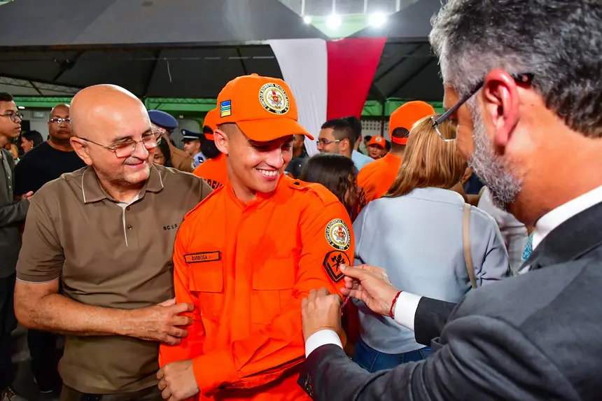 Foto: Max Renê/GEA Governador parabenizou os novos militares e suas famílias na formatura