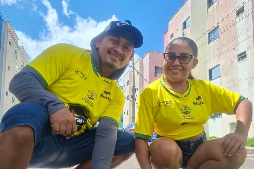 Na torcida, moradores do Vila dos OLiveiras 