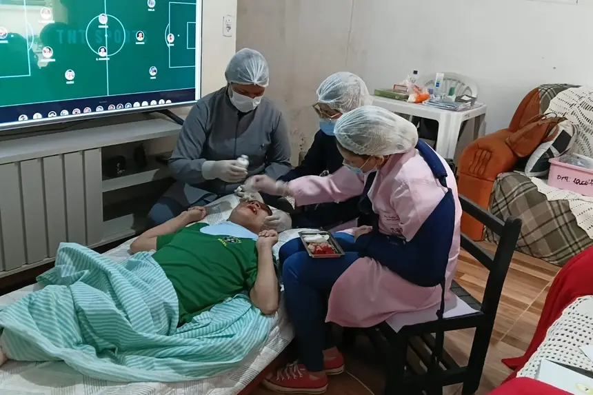 Equipe do CEO 2 utiliza equipamentos portáteis para realizar assistência odontológica humanizada na residência de paciente acamado em Macapá
