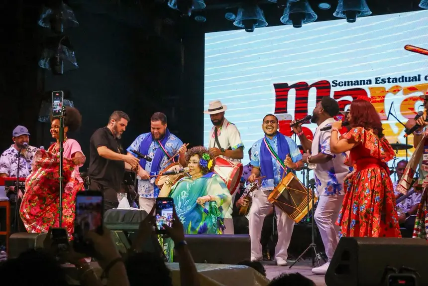 Durante o show, Alcione interpretou o tradicional ladrão de marabaixo “Aonde Tu Vai, Rapaz?” ao lado de tocadores de caixas.