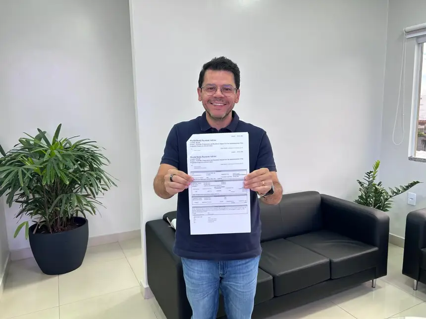 Foto: Alice Ferreira/Agência Amapá. O presidente da Agência Amapá, Wandenberg Pitaluga Filho, apresenta o comprovante do primeiro desembolso da doação de US$ 100 mil destinada pelo Banco Mundial ao fortalecimento do Progestão-AP