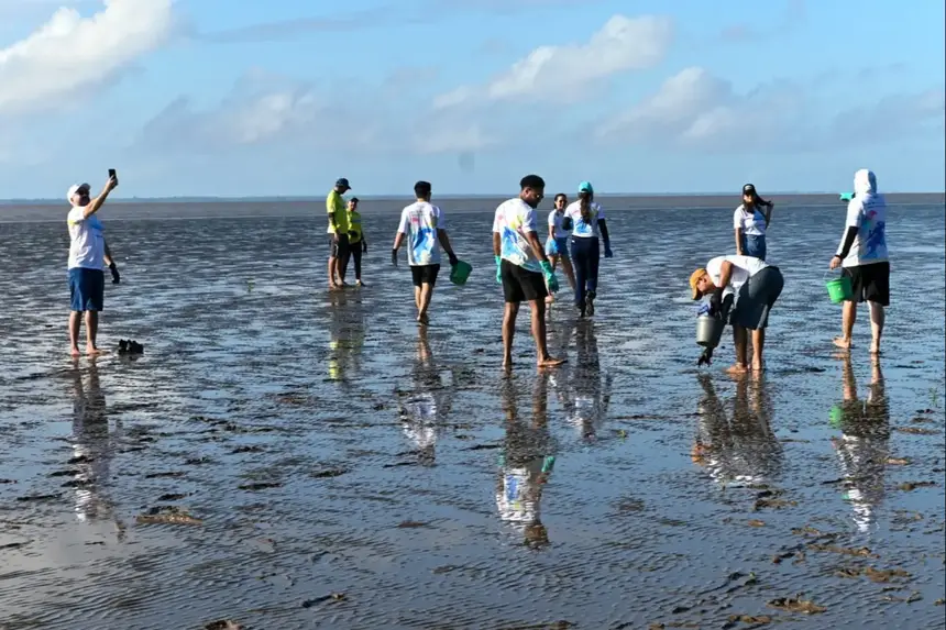 Foto: Sal Lima/GEA Ação de limpeza na orla chama atenção para descarte correto de resíduos sólidos