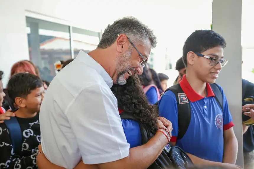 Foto: Ruan Alves/GEA Estudantes recepcionam Clécio Luís durante vistoria à unidade reconstruída
