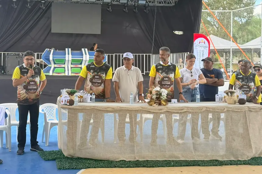 Kelson Vaz (à esquerda) acompanha a entrega de mais um veículo que vai fortalecer as ações de assistência técnica do Rurap junto às comunidades rurais do Maracá