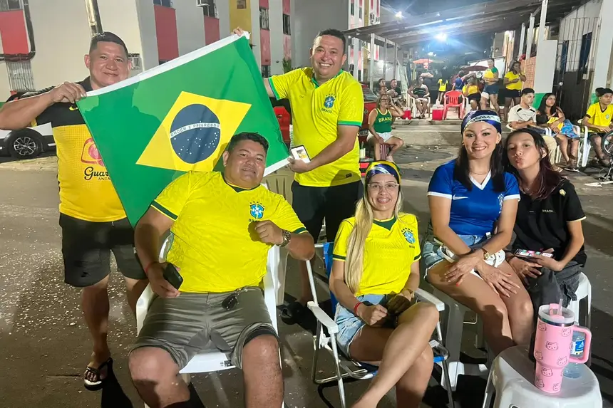 Mas para as centenas de famílias que vivem nos conjuntos habitacionais da Zona Sul de Macapá, a noite do segundo jogo da Seleção Brasileira na Copa do Mundo foi, na verdade, um reencontro com a alegria.