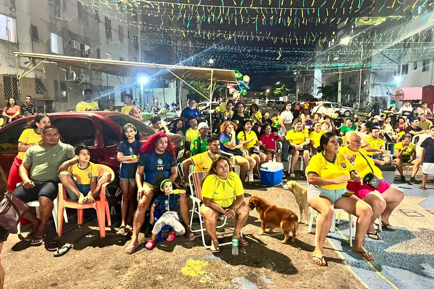 O clima de torcida organizada tomou conta de cada metro quadrado. A cada gol do Brasil na vitória por 3 a 0 contra o Haiti, as famílias se abraçavam e se alegravam junto.